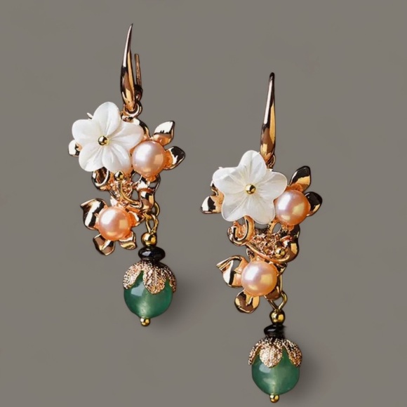 FLOWER WITH FRESHWATER CHAMPAGNE COLOR PEARL and GREEN JADE DROP EARRINGS NWOT - Picture 1 of 7